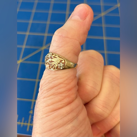 10K Yellow Gold Ring With Rose and White Gold Flowers Size 9 - Picture 10 of 11